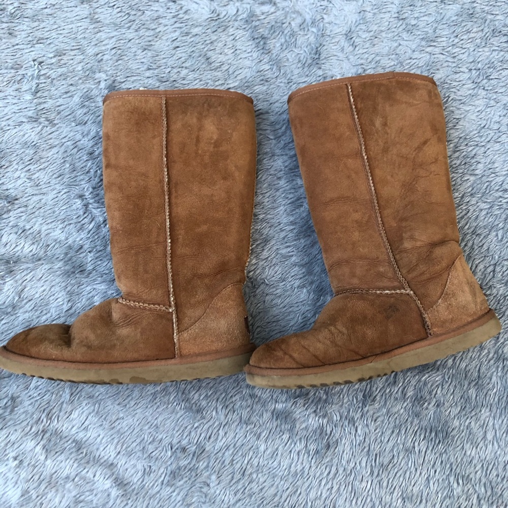 Ugg CLASSIC Chestnut BOOT Size 9